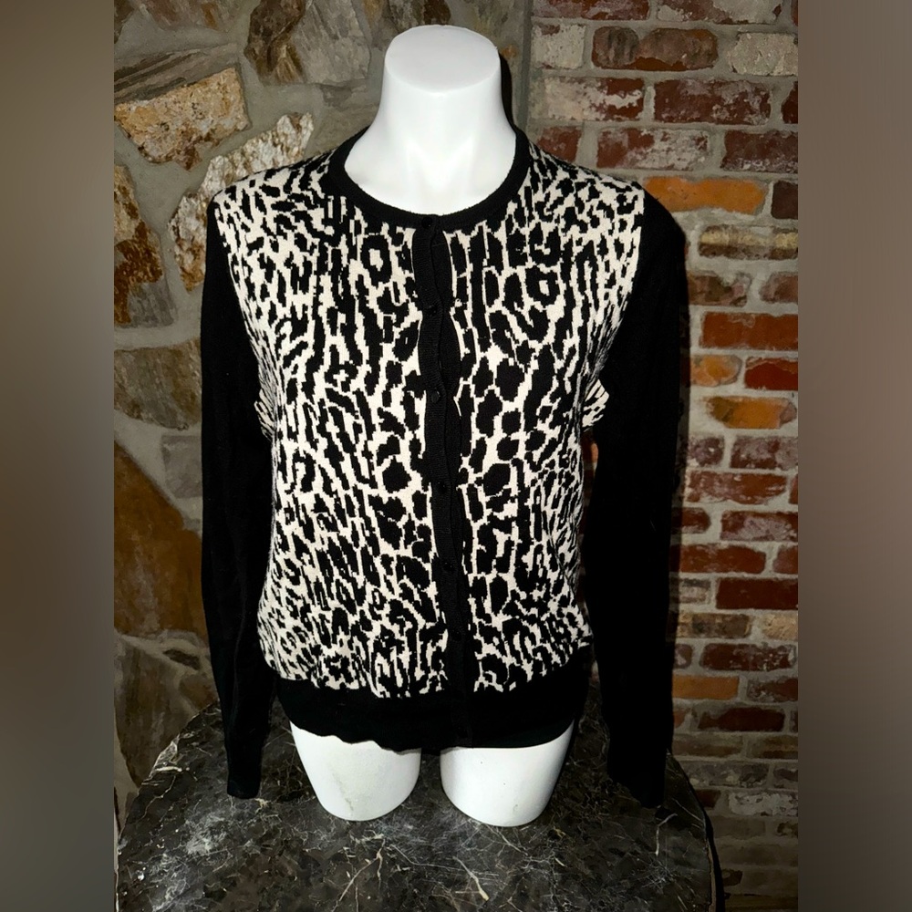 Antaylor leapord cardigan. Womens Large, Comfy, Pattern, Long sleeve